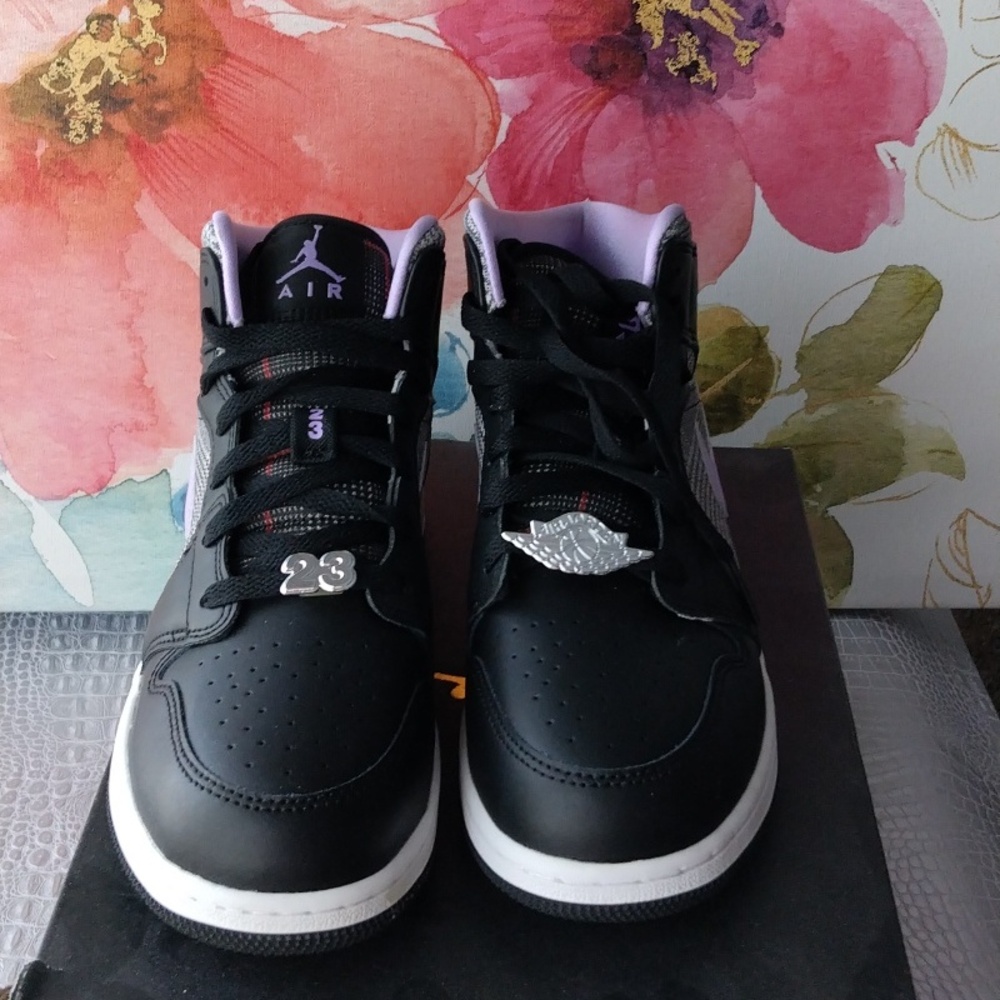 AIR JORDAN 1 MID SE GS  'HOUNDSTOOTH' SIZE 7Y. PRICE IS FIRM
